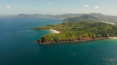 Tropik deniz suyu lagünü ve plaj, Filipinler, El Nido.