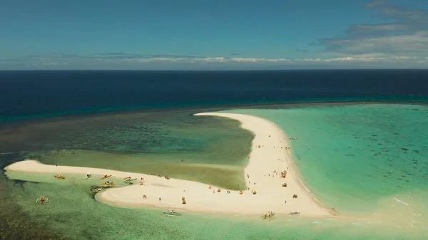 Isla tropical con playa de arena. Camiguin, Filipinas — Foto de Stock
