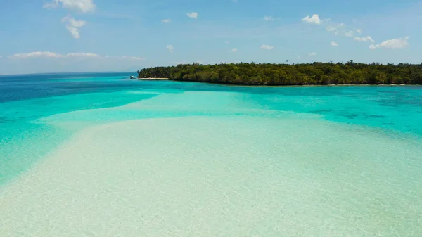 Piaszczysta plaża w lagunie z turkusową wodą. Balabac, Palawan, Filipiny. — Zdjęcie stockowe