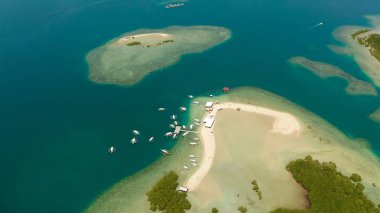 Kumlu bir tropik ada. Palawan, Filipinler