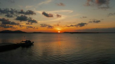 Tropikal adalar üzerinde renkli gün batımı.