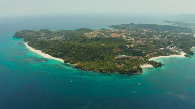 Kumlu plajı olan tropik bir ada, Boracay, Filipinler
