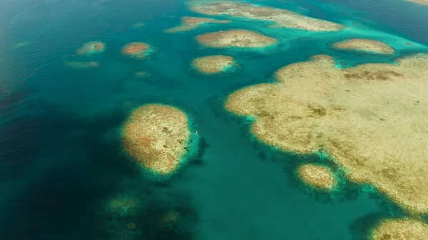 Gölde şeffaf mavi deniz suyu.