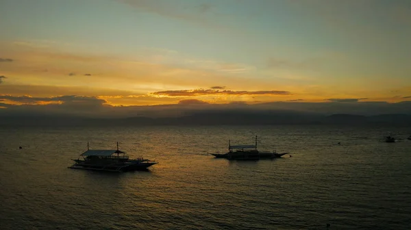 Puesta de sol sobre el mar. Boracay, Filipinas — Foto de Stock