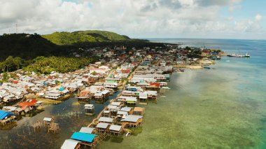 Balıkçı köyü ve tahta bacaklı evler. Dapa şehri, Siargao, Filipinler.