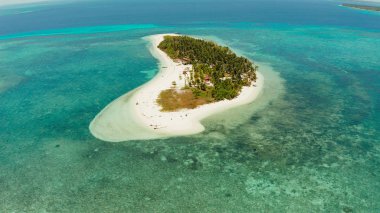 Kumlu sahil ve mavi denizle seyahat konsepti. Balabac, Palawan, Filipinler.