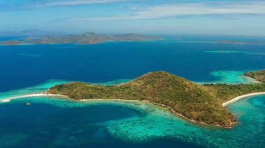 Kumlu plajlı tropik ada, Filipinler, Palawan
