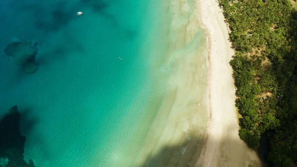 Playa tropical con arena blanca, vista desde arriba. — Foto de Stock