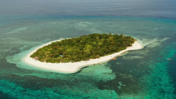 Ilha tropical com praia de areia. Ilha de Mantigue, Filipinas — Fotografia de Stock