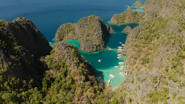 Paisaje marino con lagunas y agua turquesa — Foto de Stock