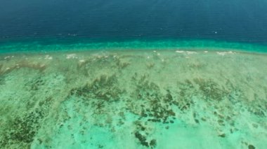 Gölde şeffaf mavi deniz suyu.