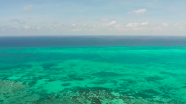 Tropická krajina s lagunami a modrou oblohou. Balabac, Palawan, Filipíny. — Stock video