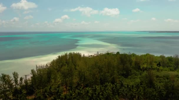 Isla tropical con playa de arena. Balabac, Palawan, Filipinas. — Vídeo de stock