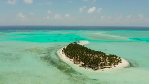 Isla tropical con una playa en el atolón. Onok Island Balabac, Filipinas. — Vídeo de stock