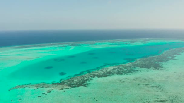 Seascape s korálovým útesem a atoll v modrém moři Balabac, Palawan, Filipíny. — Stock video