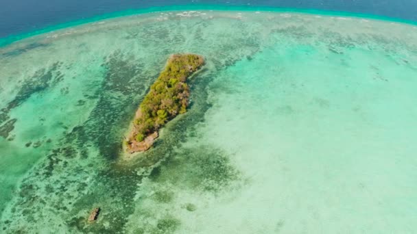 Isola tropicale e atollo di barriera corallina. Balabac, Filippine. — Video Stock