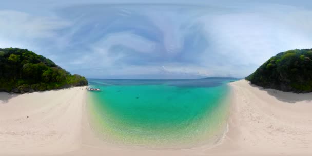 Tropical beach and blue lagoon 360VR. — Stock Video