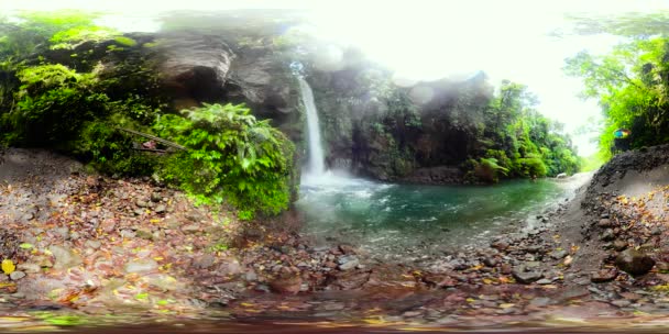 Schöner tropischer Wasserfall Camiguin, Philippinen. 360VR — Stockvideo