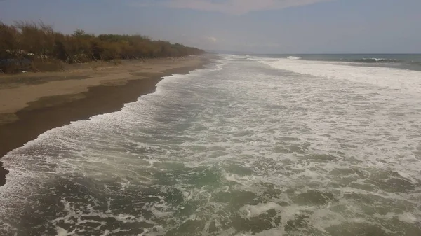 Spiaggia di sabbia vicino all'oceano — Foto Stock