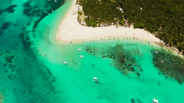砂浜と観光客で熱帯ダコ島. — ストック動画