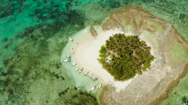 Tropisch Guyam Eiland met een zandstrand en toeristen. — Stockvideo