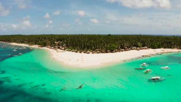 Île tropicale de Daco avec une plage de sable et des touristes. — Video