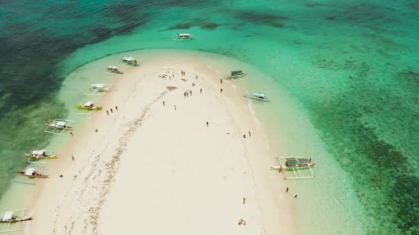 Trópusi sziget homokos stranddal. Meztelen sziget, Siargao — Stock videók