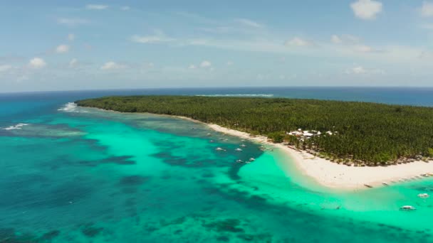 Tropical Daco Island with a sandy beach and tourists. — Stock Video