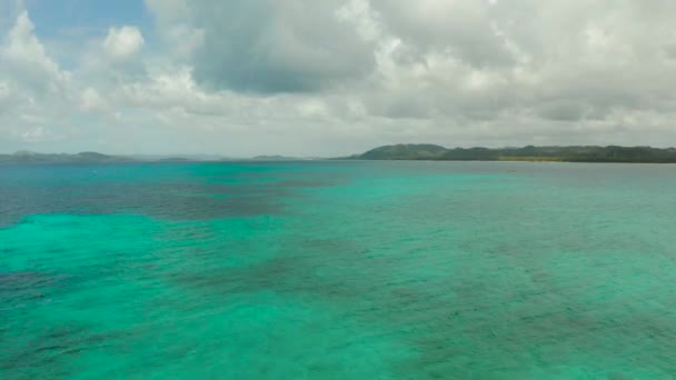 Vista de la isla de Siargao desde el mar, Filipinas . — Vídeo de stock