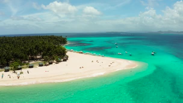 Tropiska Daco Island med en sandstrand och turister. — Stockvideo