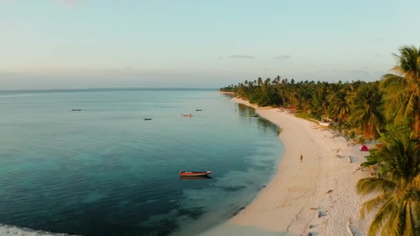 Coucher de soleil coloré sur les îles tropicales. — Video