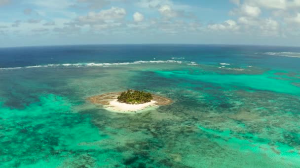 Isola tropicale di Guyam con spiaggia sabbiosa e turisti. — Video Stock