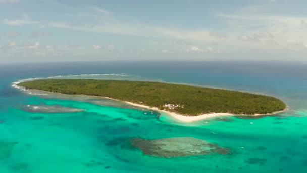拥有沙滩和游客的热带大科岛. — 图库视频影像