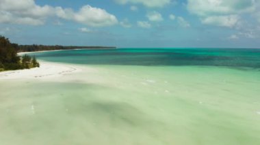 Kumlu bir tropik ada. Balabac, Palawan, Filipinler.