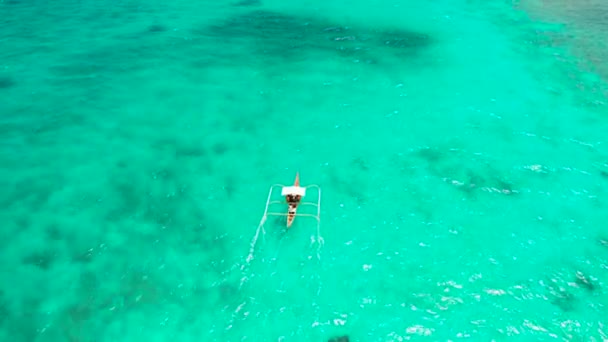 Zeegezicht, koraalrif en blauwe zee met motorboot. — Stockvideo