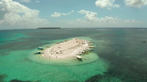 Ilha tropical com praia de areia. Camiguin, Filipinas — Vídeo de Stock