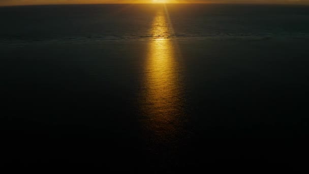 Барвистий схід сонця над тропічними островами . — стокове відео