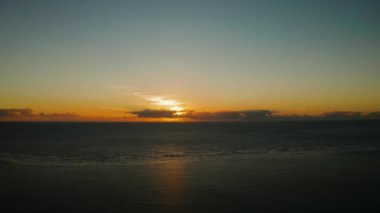 Tropikal adalar üzerinde renkli gün doğumu.