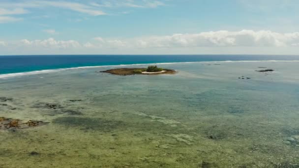 Isla tropical en el océano azul — Vídeos de Stock