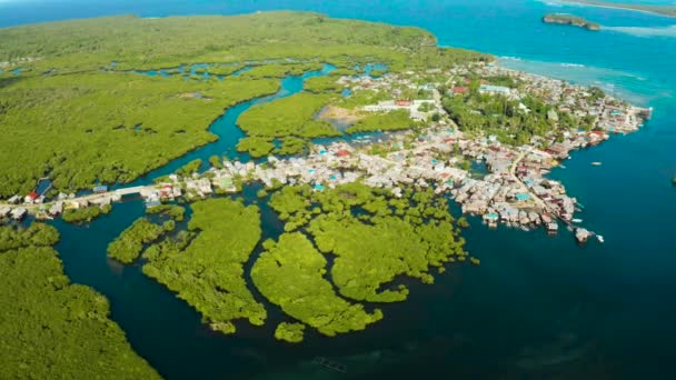Vista aérea A cidade está em manguezais. Siargao, Filipinas. — Vídeo de Stock