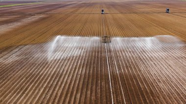 Tarım arazisindeki sulama sistemi.
