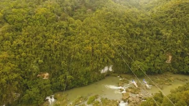 Attractie zipline in de jungle Bohol, Filipijnen. — Stockvideo