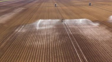 Tarım arazisindeki sulama sistemi.
