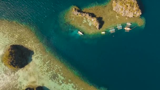 Морський пейзаж з островами в лагуні — стокове відео