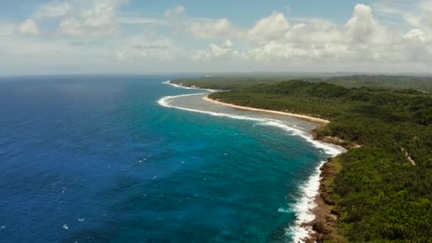 La côte de l'île de Siargao, océan bleu et vagues. — Video