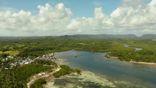 Flygfoto Staden ligger i mangrove. Siargao, Filippinerna. — Stockvideo