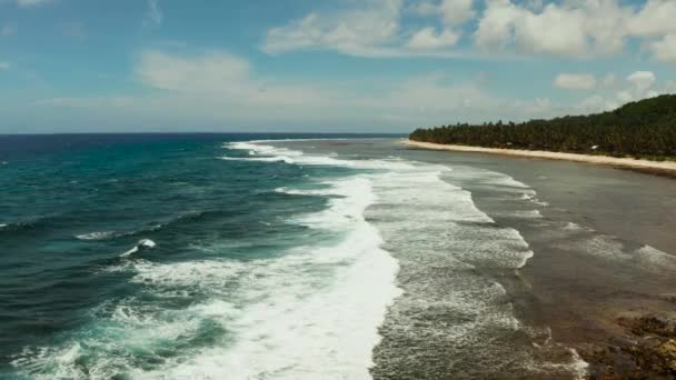 A costa da ilha de Siargao, oceano azul e ondas. — Vídeo de Stock