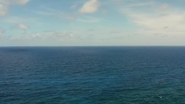 Tengerpart, kék tenger, felhős ég, légi kilátás — Stock videók