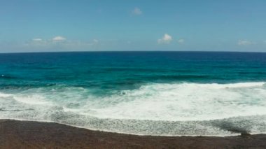 Mercan kayalıklarına çarpan dalgalar.