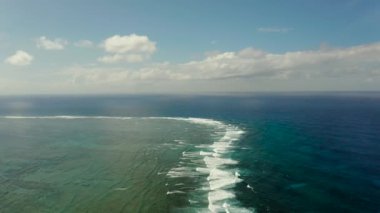 Mercan kayalıklarına çarpan dalgalar.